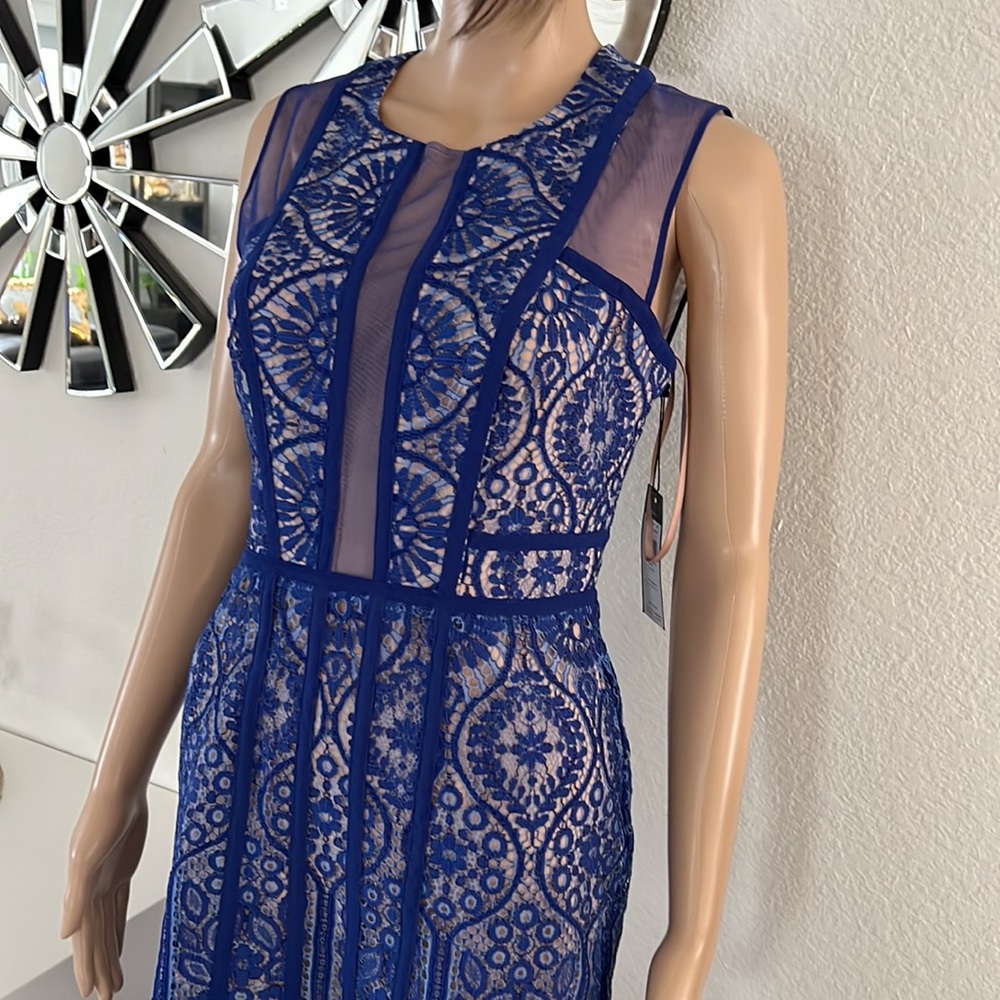(NWT)(BCBG MAXAZRIA) Ladies fashion lace dress size 4
